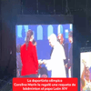 #ServicioInformativo | La deportista olímpica Carolina Marín le regaló una raqueta de bádminton al papa León XIV durante el evento en el Movistar Arena de España.