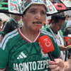#Deportes | Luis Echavarria habla con un hincha que asiste a su tercer mundial en México, luego de haber estado en 1970 y 1986.