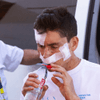  Einer Rubio (28 años), del Movistar, abandona el centro médico más de una hora después tras su fuerte accidente contra un coche del UAE #TDF2026