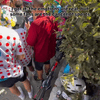 🇨🇴 Einer Rubio (Movistar) ha sufrido un fuerte accidente en esta subida al Alpe d'Huez, chocando contra un coche del UAE.