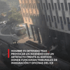 #EnRedes | En redes sociales circulan videos del momento en que un hombre es detenido tras provocar un incendio con un artefacto frente al edificio 26 Federal Plaza, en Nueva York, donde funcionan tribunales de inmigración y oficinas del ICE.