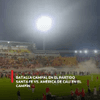  Hinchas de Santa Fe y América de Cali invadieron el terreno de juego en el estadio Nemesio Camacho El Campín de Bogotá en medio del partido generando una batalla campal.